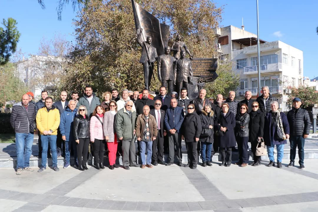 CHP’DEN ÖĞRETMENLER GÜNÜNDE ÇELENK VE AÇIKLAMA 